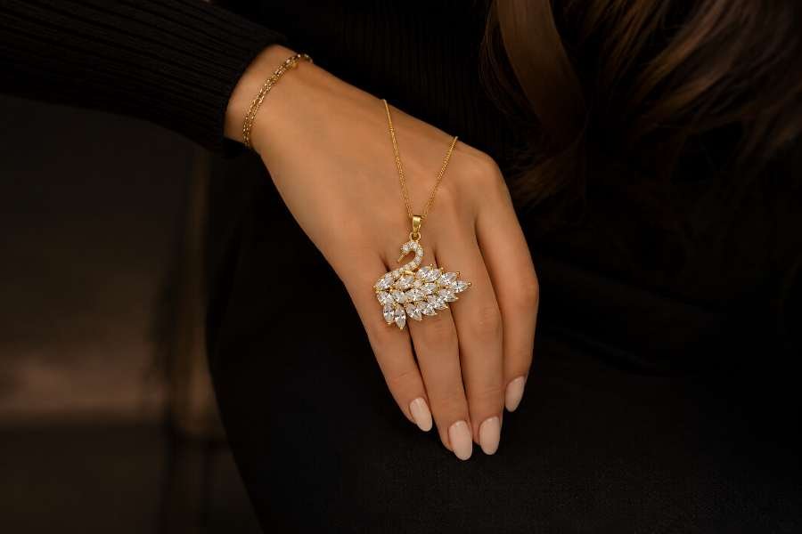 Swan Necklace – Collier Cygne Élégance Doré - Image 3